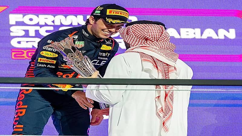 وزير الرياضة يتوج الثلاثة الأوائل في جائزة فورملا 1 بجدة