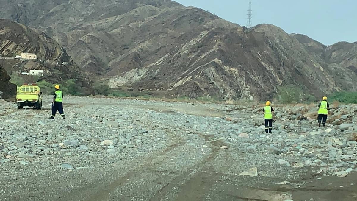 شاهد.. "مدني أبها" ينتشل جثة مفقودة في سيل وادي عبلا بـ"مربه"
