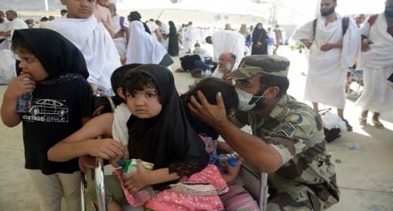 صورة مؤثرة.. رجل أمن يقبل رأس طفل في مشعر منى
