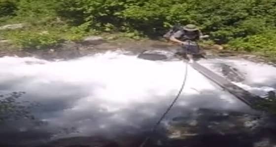 بالفيديو.. سقوط مروع لشاب في مجرى مائي