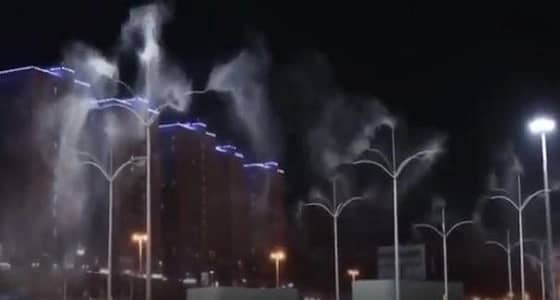 بالفيديو.. لحظات تطاير رذاذ الماء لترطيب الأجواء على ضيوف الرحمن بمشعر منى