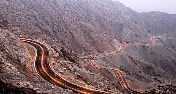 الأمطار تُسقط صخرة على دورية مرورية بالطائف وتصيب قائدها