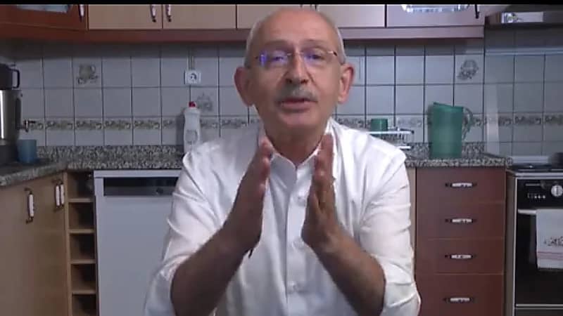 زعيم المعارضة التركية يخاطب أردوغان حاملاً بصلة