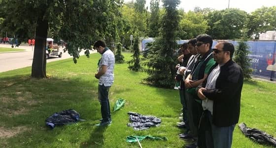 بالصور.. الجماهير السعودية تؤدي فريضة الصلاة قبل دخول ملعب المباراة