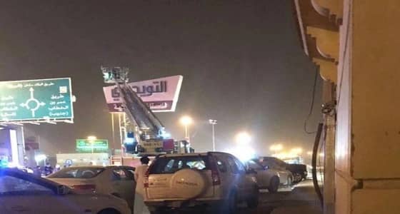 وفاة عامل بعد سقوطه داخل لوحة إعلانات تجارية