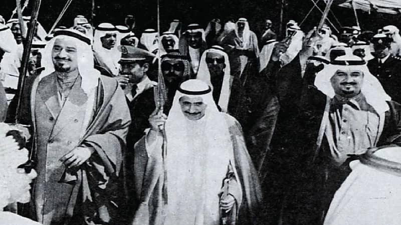 صورة نادرة للملك خالد والشيخ صباح السالم أثناء قيامهما بأداء العرضة