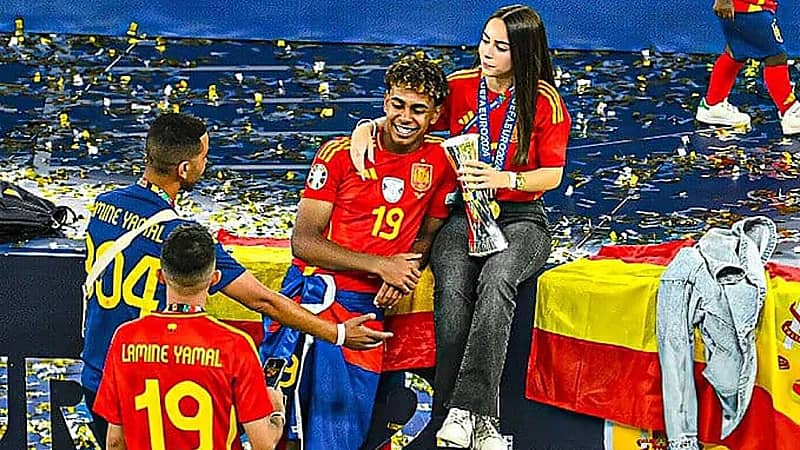 صديقة لامين مال تخطف الأنظار في كأس أمم أوروبا ومفاجأة بشأن علاقتهم .. صور