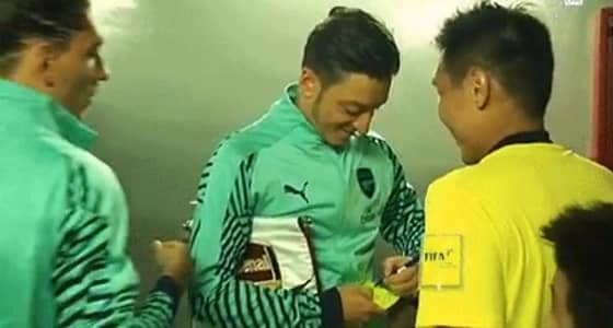 بالفيديو.. في واقعة طريفة.. حكم يعطي أوزيل بطاقة صفراء ليوقع له عليها