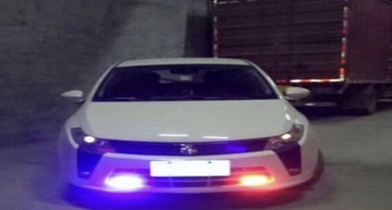 الإطاحة بشاب يبيع أجهزة شبيهة بالمستخدمة في المركبات الأمنية بمكة