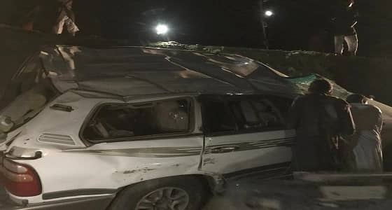 بالصور.. إصابة 4 أشخاص في انقلاب مركبة نتيجة السيول بالليث