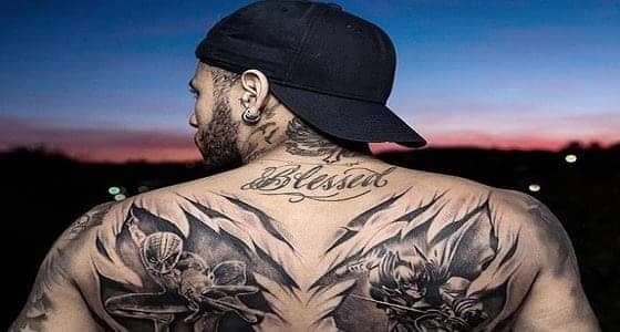 بالصور.. نيمار يرسم وشم غريب على ظهره