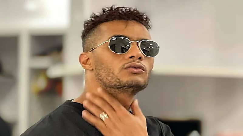 صور..محمد رمضان يثير الجدل باحتضانه فتاة إسرائيلية بملابس البحر