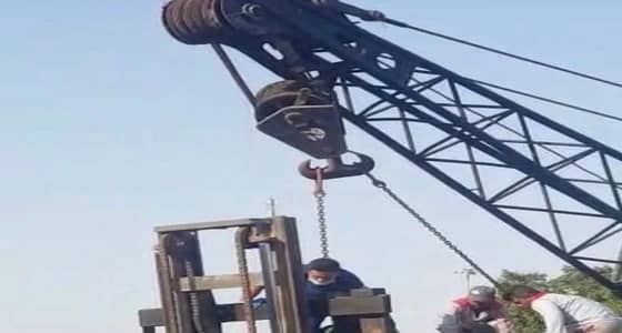 عامل يتعرض لإصابات بليغة إثر سقوط حديد من رافعة على رأسه