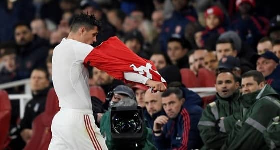 بعد خروجه من الملعب غاضبًا.. لاعبو آرسنال يدعمون تشاكا