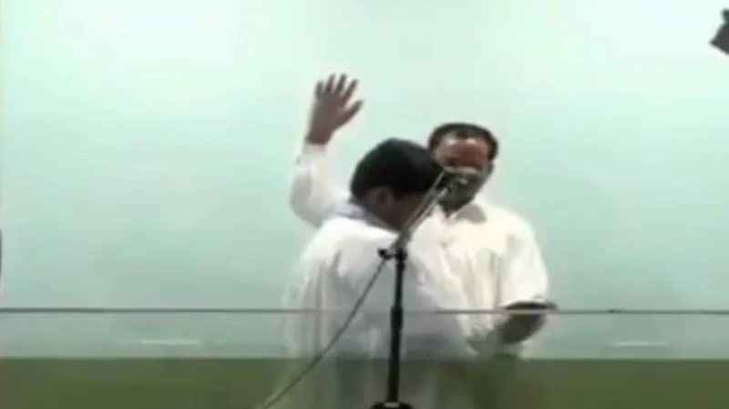 بالفيديو.. إصابة رجل بصاعق كهربائي دخل حوض الماء أثناء تعميده