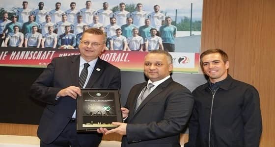 بالصور.. عادل عزت ونظيره الألماني يتبادلان الدروع التذكارية