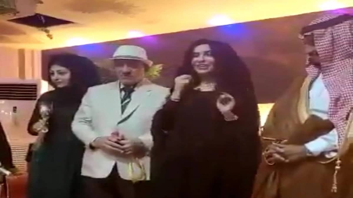 شاعرة تثير الجدل بقصيدة خادشة