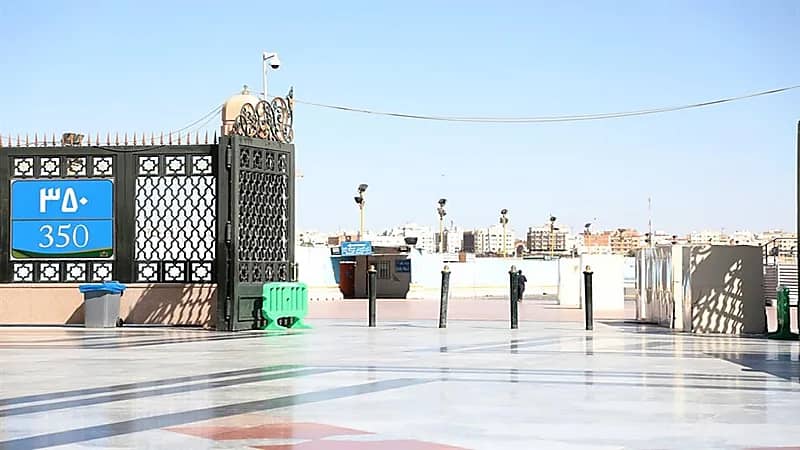 بالصور.. الانتهاء من تغيير أرقام لوحات المسجد النبوي