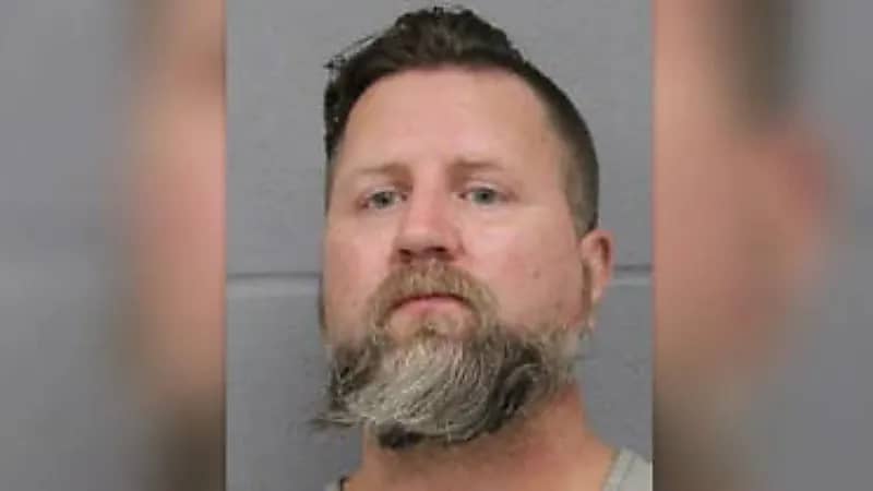 بالفيديو.. أمريكي يطلق النار على حبيبته السابقة بعدما رفضت الرجوع إليه