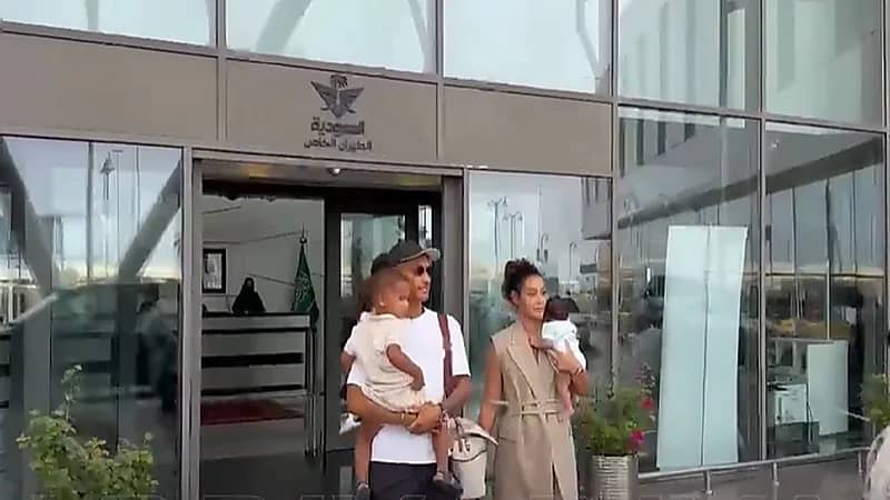 ميلوت يصل إلى جدة برفقة عائلته .. فيديو