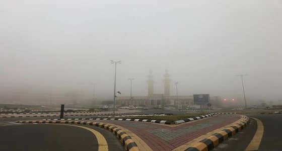 تدني الرؤية الأفقية بسبب الضباب في عسير