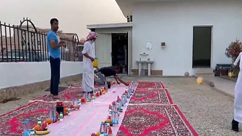 أخوة يقيمون سنويا إفطار صائم بمنزلهم صدقة جارية لأبيهم المتوفى منذ 13 عاما