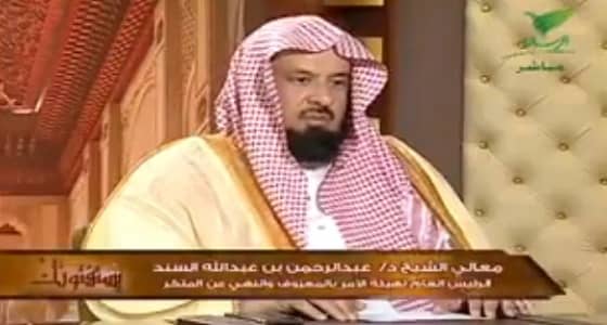 بالفيديو.. السند : لايجوز للمرأة أن تقرأ القرآن سرًا في الصلاة