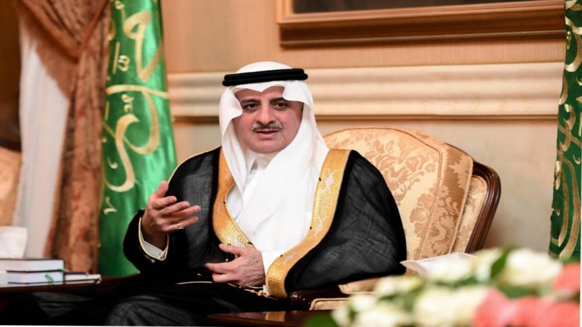 شاهد.. موقف إنساني من أمير تبوك تجاه الأتراك العالقين في المملكة