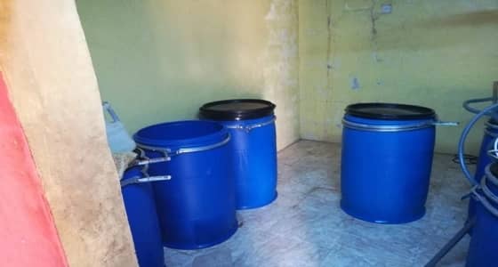 بالصور.. ضبط عمالة مجهولة الهوية تدير مصنع خمور بأبوعريش