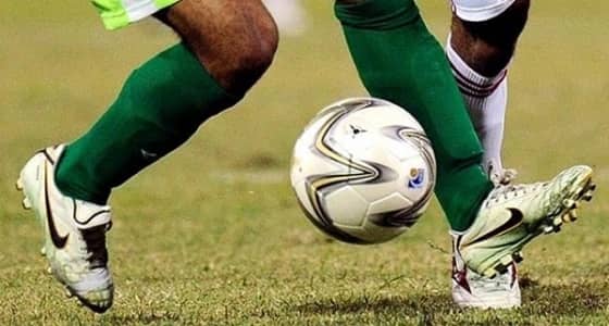 لاعب كرة قدم يتفاجأ بالقبض عليه وسط المباراة