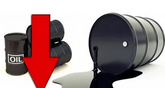 النفط ينخفض بفعل زيادة مفاجئة في المخزونات الأمريكية