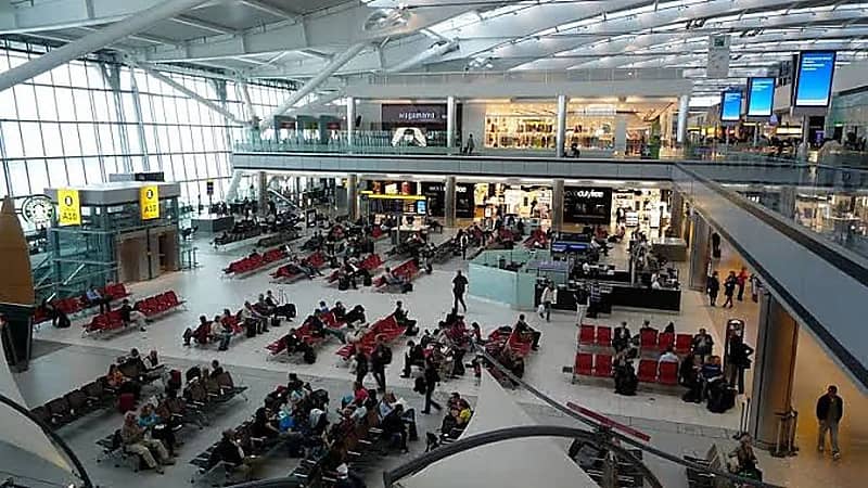 إضراب الموظفون يتسبب في تعطيل بالرحلات الجوية بأحد مطارات لندن .. فيديو