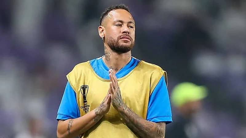 مشجع يعرض خاتم نيمار للبيع .. فيديو وصور