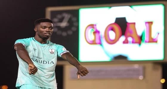 تافاريس يخضع للأشعة المقطعية