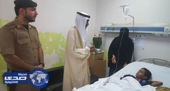 قضية الطفل المعنف تتفاعل ومحافظ صبيا يزوره و " العمل " تتابع حالته