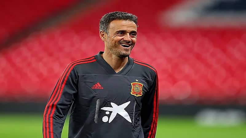 بالفيديو.. مدرب إسبانيا يبتكر طريقة جديدة لسماع التعليمات الفنية