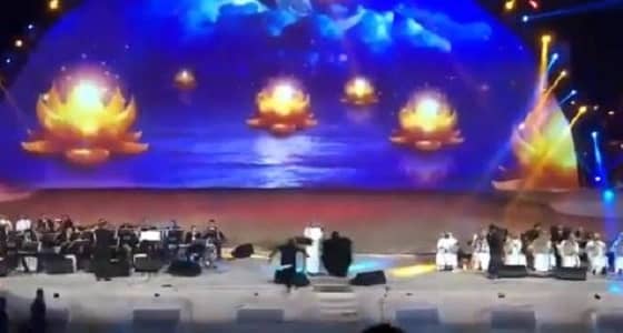 مغردون عن " فتاة مهرجان عكاظ " : تصرف فردي طائش.. ومطالبات بمعاقبتها