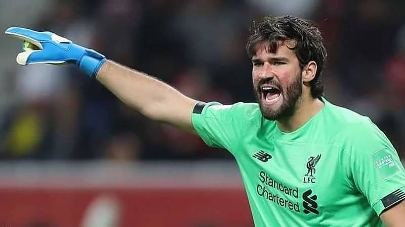 حارس ليفربول يحسم موقفه من عرض النصر