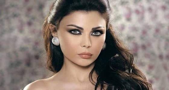 هيفاء وهبي ترقص حافية القدمين على المسرح