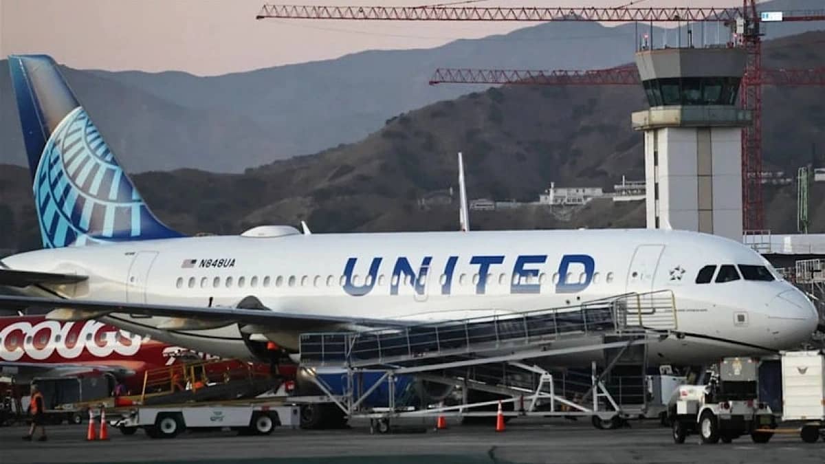 عودة طائرة  بعد سقوط حاسوب محمول في مخزن الأمتعة