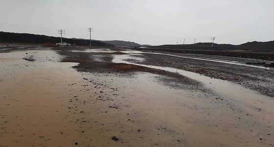 " مدني المدينة " يحذر من السيول المنقولة ويغلق طريق ضعة