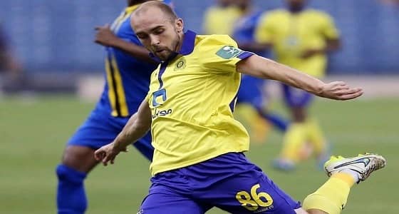 لاعب النصر السابق على أعتاب الأهلي