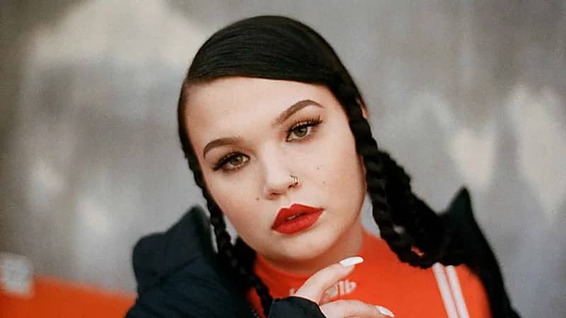 نجمة بوب شهيرة تفقد السيطرة على نفسها خلال عرضها في كوتشيلا