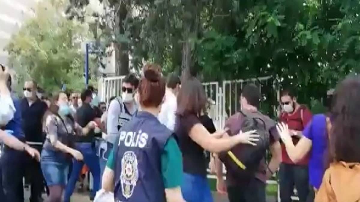 شاهد.. شرطة أردوغان تسحل متظاهريها المنددين بمقتل "فلويد"