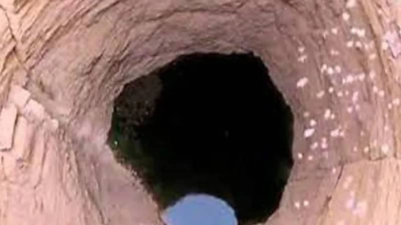 شاهد.. لحظة إنقاذ فتاة تونسية سقطت داخل بئر بعمق 14 متراً