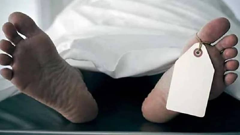 شاب يقتل والده طعنا ويلقي جثته من الطابق الثامن