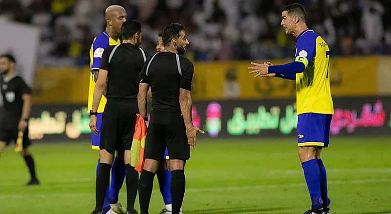 غضب رونالدو بعد عدم احتساب ركلة الجزاء .. فيديو