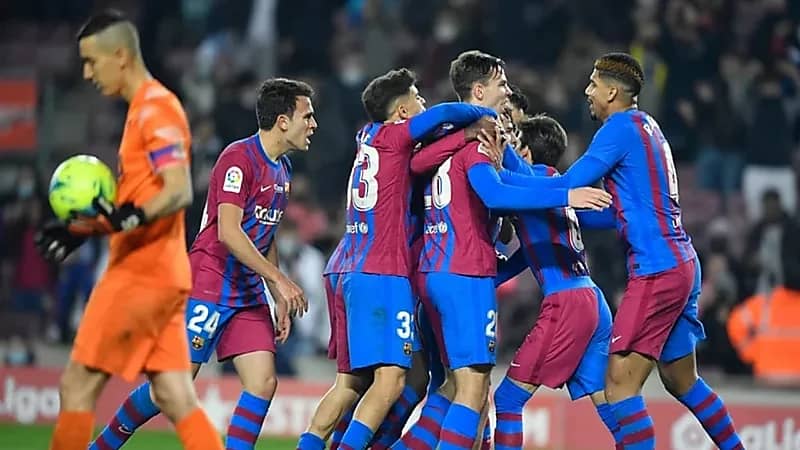 برشلونة يعلن إصابة 3 لاعبين جدد بفيروس كورونا