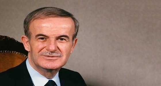 بعدما أسقطوا الأصلي..تمثال جديد لحافظ الأسد يثير غضب السوريين