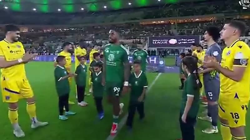 ممر شرفي من لاعبي التعاون احتفاءً بالأهلي بطل النخبة الآسيوية .. فيديو